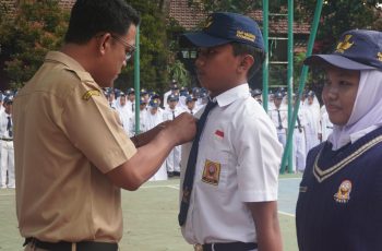 Menyambut Estafet Kepemimpinan Baru: SMP Negeri 1 Kromengan Gelar Serah Terima Jabatan Pengurus OSIS